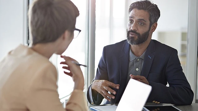 Führungskraft führt schwieriges Mitarbeitergespräch